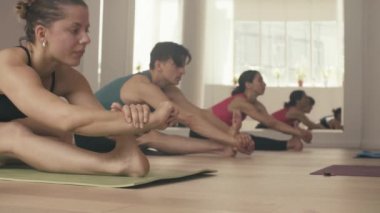 Yoga sınıfı yoga yapıyor.