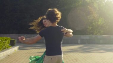 Genç çift meydanda dans