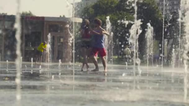 Joven pareja feliz bailando en la fuente — Vídeo de stock