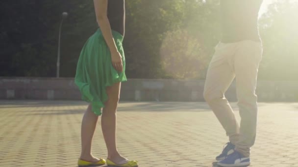 Jeune femme debout sur une place à la lumière du soleil — Video