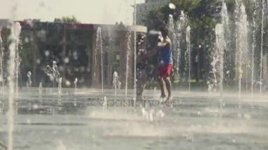 Fıskiyede dans genç mutlu çift