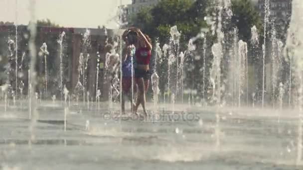Young happy couple dancing in the fountain — Stock Video