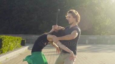 Genç çift meydanda dans