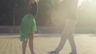 Genç çift meydanda dans