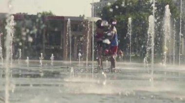 Fıskiyede dans genç mutlu çift