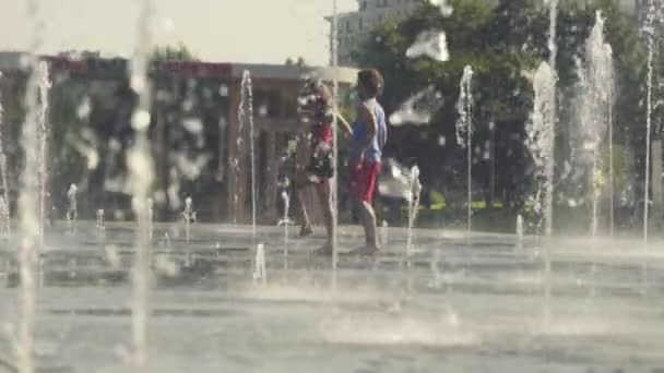 Young happy couple dancing in the fountain — Stock Video