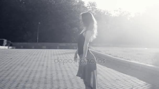 Junge Frau tanzt auf dem Platz — Stockvideo