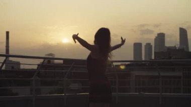 Genç çift günbatımı üzerinde dans