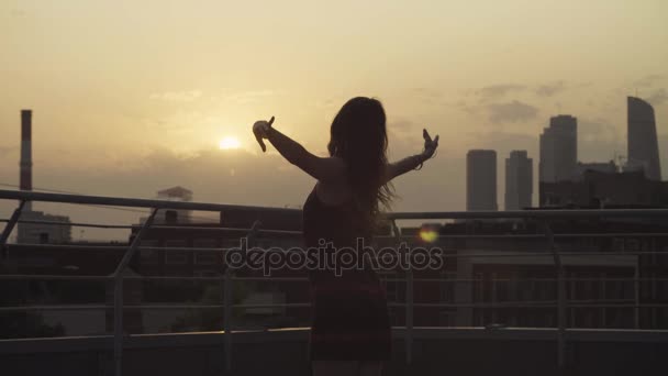 Young couple dancing on sunset — Stock Video