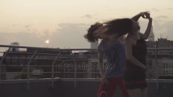 Молода пара танцює на заході сонця — стокове відео
