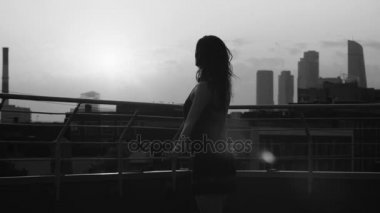 Sunset bulvarında dans genç kadın silüeti