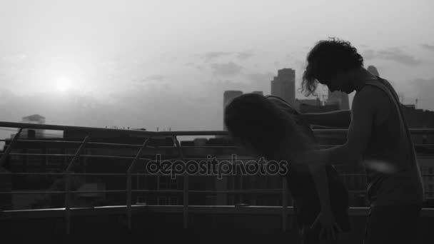 Genç çiftin günbatımı üzerinde dans siluetleri — Stok video