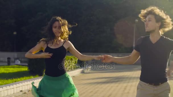 Молодая пара танцует на площади — стоковое видео