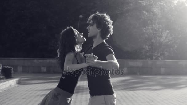 Молодая пара танцует на площади — стоковое видео