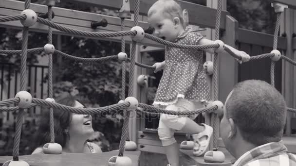 ロープ遊び場の上を歩く小さな女の赤ちゃん — ストック動画