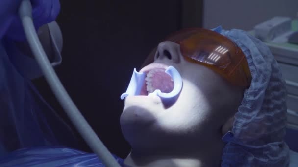 Ritratto di una donna seduta su una sedia dentale all'inizio della procedura dentale — Video Stock