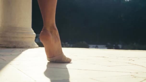 赤裸的双脚，一名女子在石头地板上跳舞 — 图库视频影像