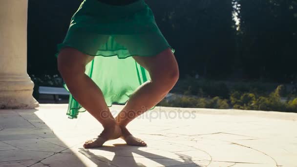 Los pies desnudos de una mujer bailando en un piso de piedra — Vídeo de stock