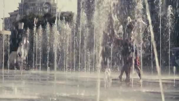 快乐对年轻夫妇站在喷泉 — 图库视频影像