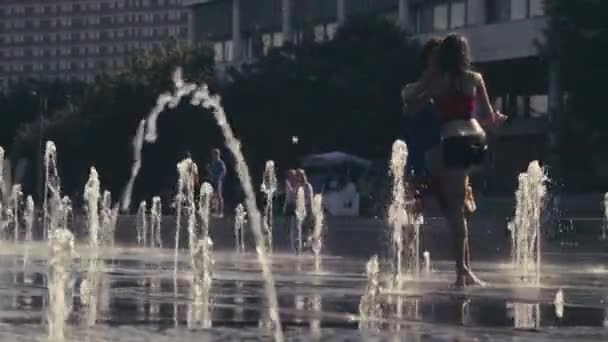 Junges glückliches Paar tanzt im Brunnen — Stockvideo