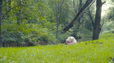 Kadının Nehri yakınında yoga egzersizleri yapması