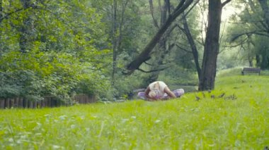 Kadının Nehri yakınında yoga egzersizleri yapması