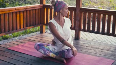 Çekici kadın yoga egzersizleri yapıyor