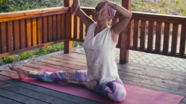 Çekici kadın yoga egzersizleri yapıyor