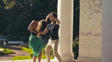 Genç çift parkta dans