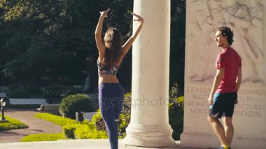 Genç çift meydanda dans