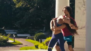 Genç çift meydanda dans