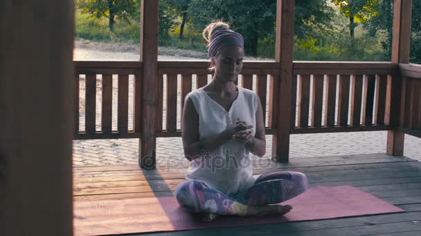 Attraktive Frau macht Yoga-Asanas bei Sonnenuntergang — Stockvideo