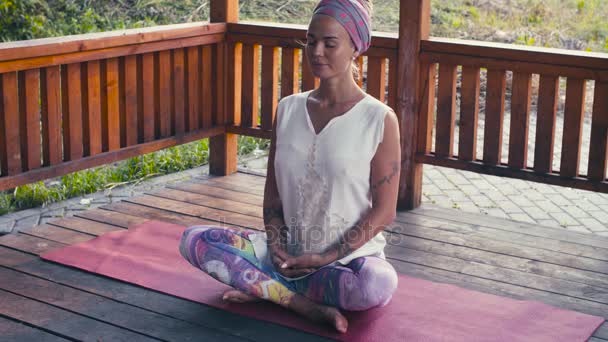 Mujer atractiva haciendo ejercicios de yoga — Vídeos de Stock