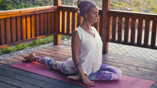 Mujer atractiva haciendo ejercicios de yoga. Kapotasana — Vídeos de Stock