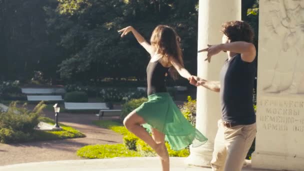 Молодая пара танцует в парке — стоковое видео