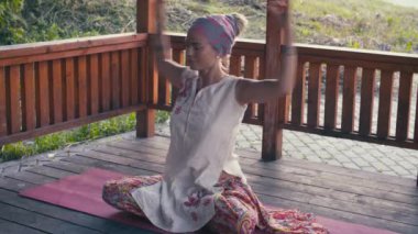 Çekici kadın yoga egzersizleri yapıyor