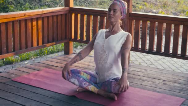 Çekici kadın yoga egzersizleri yapıyor — Stok video