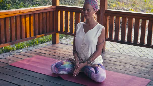 Attraktive Frau macht Yoga-Übungen — Stockvideo