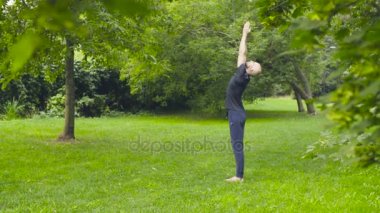 Yoga egzersizleri parkta yapan bir erkek