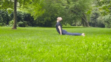 Yoga egzersizleri parkta yapan bir erkek