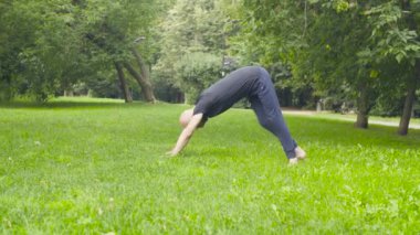 Yoga egzersizleri parkta yapan bir erkek