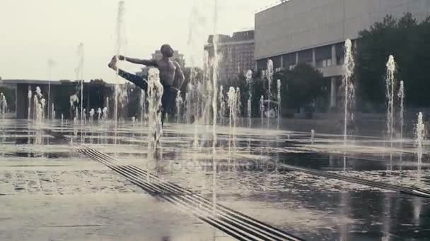 강한 남자 한 다리 서 균형을 수행 — 비디오