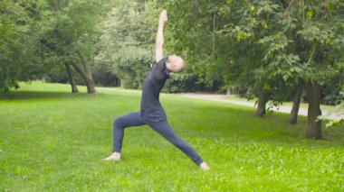 Yoga egzersizleri parkta yapan bir erkek