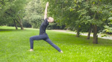 Yoga egzersizleri parkta yapan bir erkek