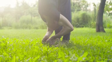 Yoga egzersizleri parkta yapan bir erkek