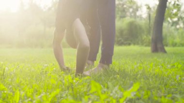 Yoga egzersizleri parkta yapan bir erkek