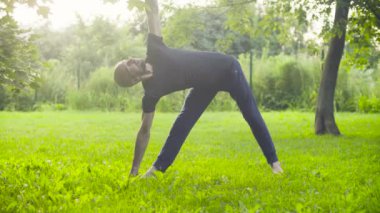 Yoga egzersizleri parkta yapan bir erkek