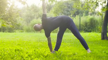 Yoga egzersizleri parkta yapan bir erkek