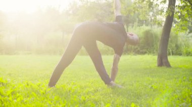Yoga egzersizleri parkta yapan bir erkek
