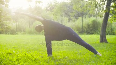 Yoga egzersizleri parkta yapan bir erkek